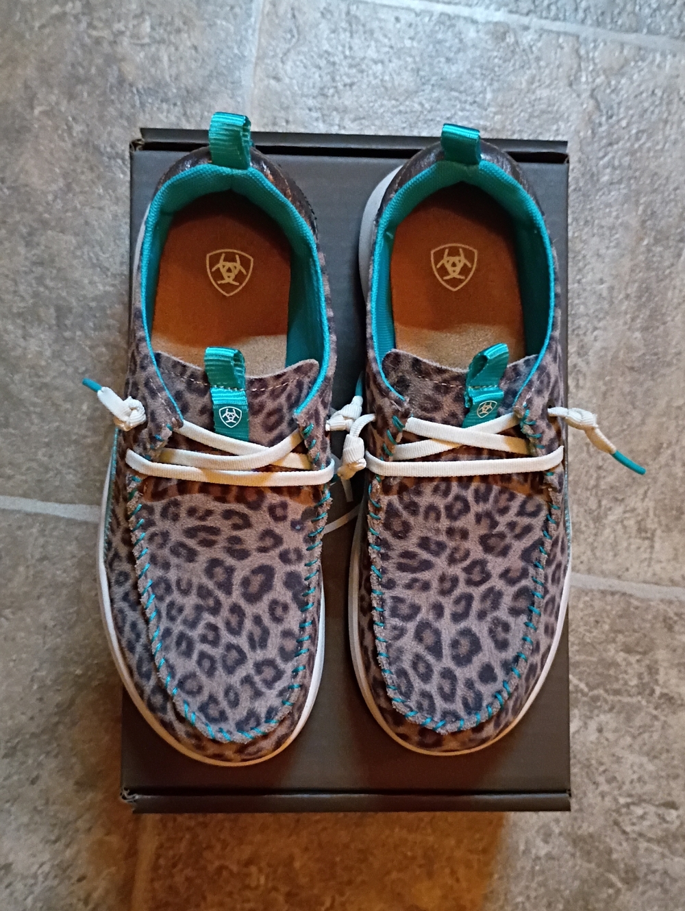 ARIAT Women's Leopard Print Moccasins NWT Shoes W/Teal Trim Size 6.5 - Picture 9 of 15